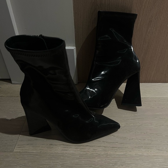 Steve Madden Black Leather Pointed Toe Ankle Boots with Block Heel - Picture 3 of 5